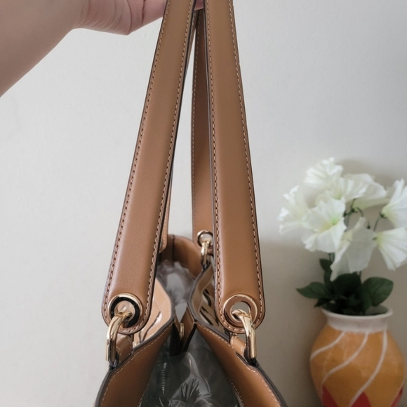 Like new Rare Michael Kors shoulder bag basket shape bag - Picture 4 of 10